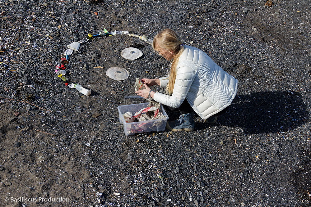 Lise Wulff beim Arbeiten am Strand
