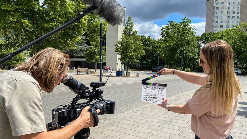 Dreharbeiten für Imagefilm eines Immobilienunternehmens in einem Wohngebiet in Berlin-Spandau