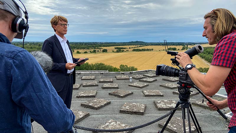 Filmproduktion und Interview mit Engelbert Lüthke-Daltrup in Sichtweite des neuen Flughafens BER