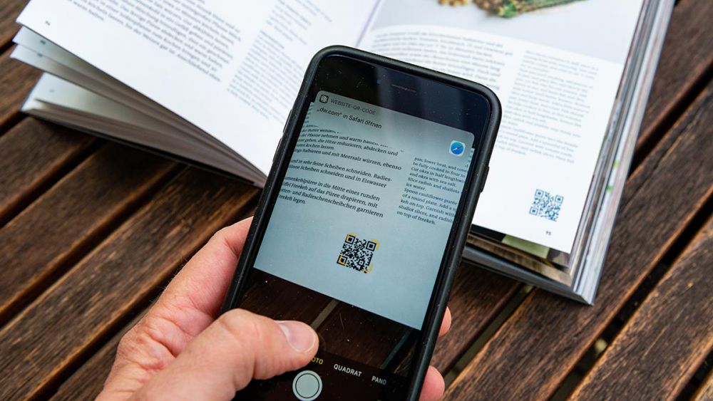 The reader can access the cooking video on the Deutsche Welle website via QR code