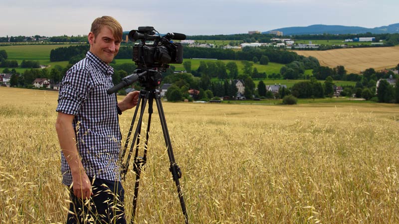 Cameraman Uwe Schwarze in a wheat field in the Vogtland region
