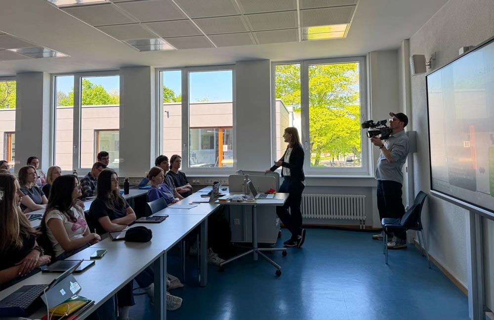 Karin in als Dozentin an der Hochschule Freiburg beschäftigt