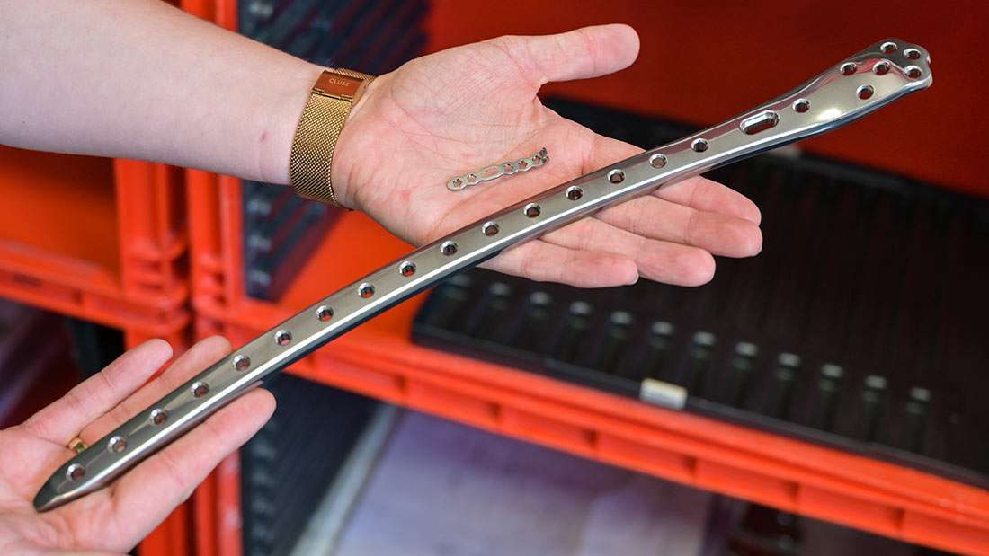 Das Ergebnis: Die kleinste und die größte Lochplatte für die Traumatologie