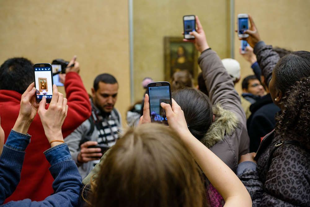 Menschen fotografieren im Louvre die Mona Lisa