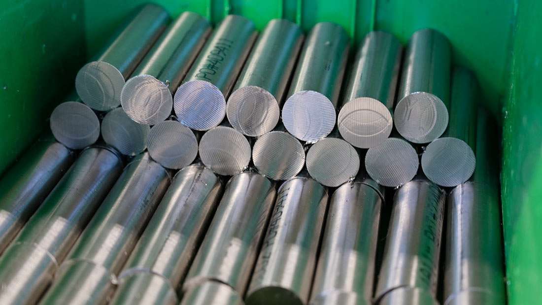 Ausgangsmaterial: Die auf Länge zurechtgesägten Titanstangen