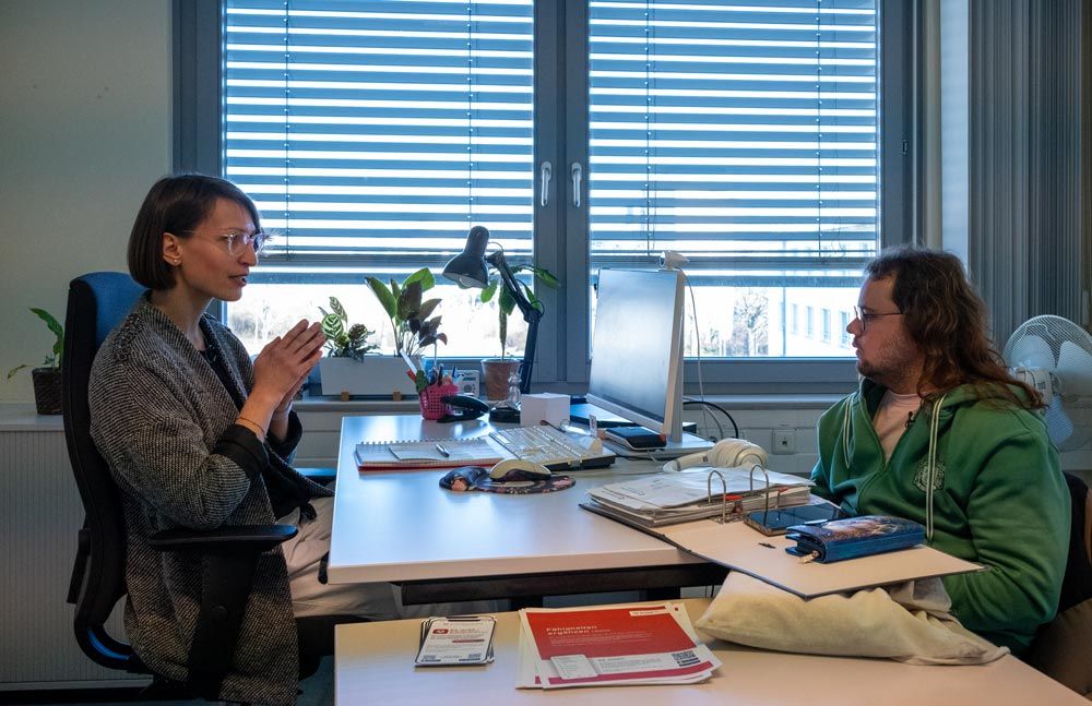 Nico-Raphael bei der Beratung im Arbeitsamt